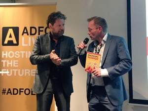 Henk Jan Smits overhandigd Engaging Content Patrick Petersen